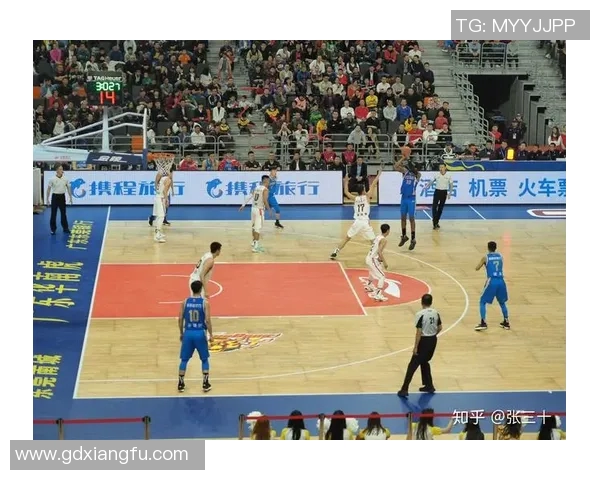 易建联与小斯的巅峰对决：篮球场上的传奇较量与友谊的交织